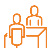 Icon von zwei Personen an einem Schreibtisch